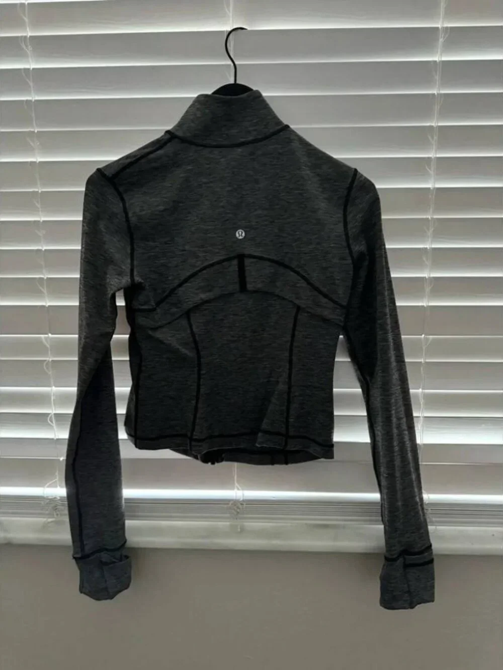 FLAWLESS LULULEMON DEFINE GRAY AND BLACK CROPPED JACKET SIZE 6 - Picture 10 of 10